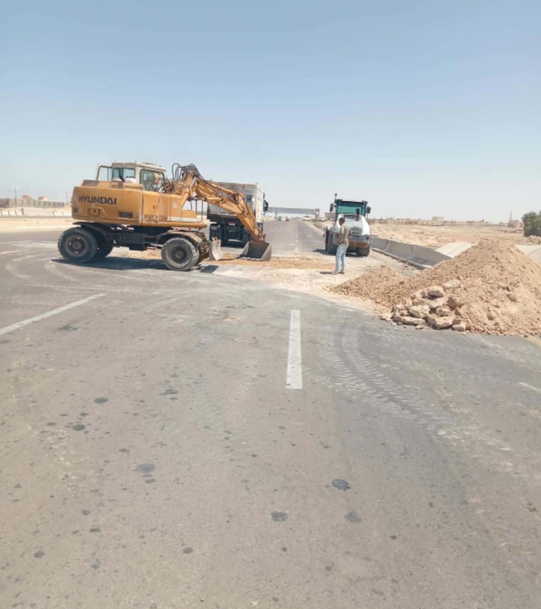 تحرك عاجل بمطروح لترميم هبوط أرضي بالطريق الساحلي وتأمين حركة المسافرين 